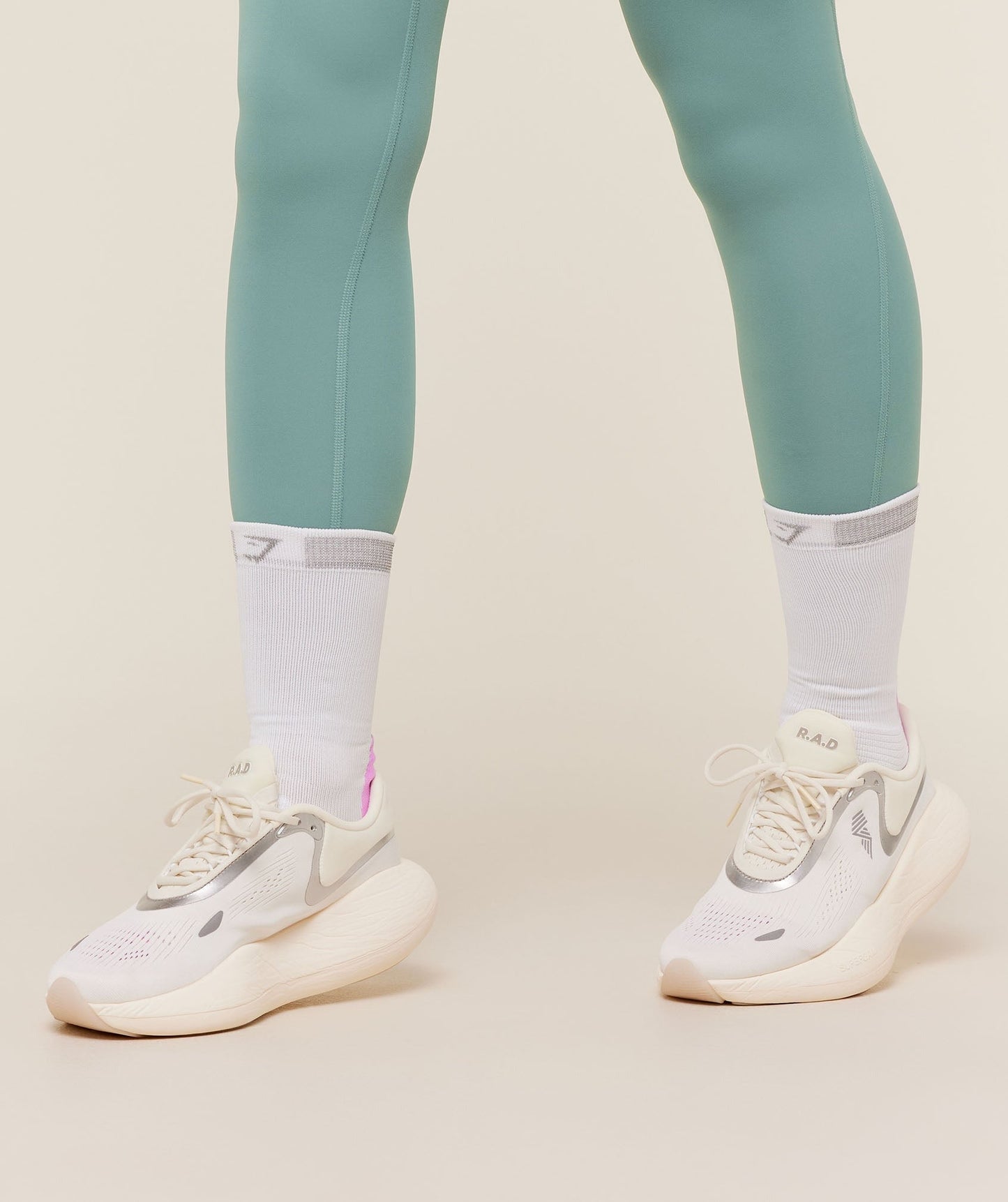 Gymshark Running Elite Crew Sock Single - White/Brand Blue/Sour Pink