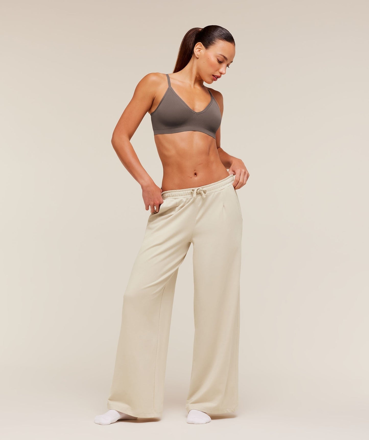 Gymshark FeatherForm V-Neck Bralette - Cool Brown