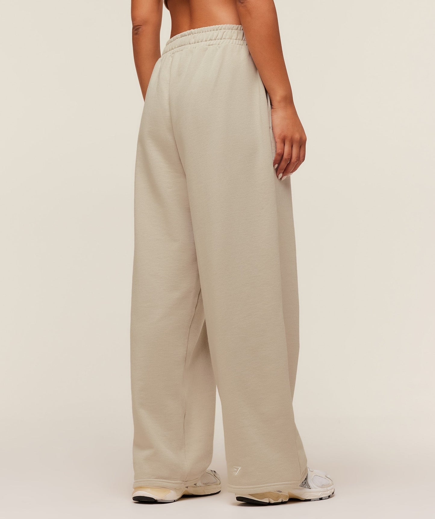 Gymshark Fitness Embroidered Graphic Wide Leg Joggers - Pebble Grey