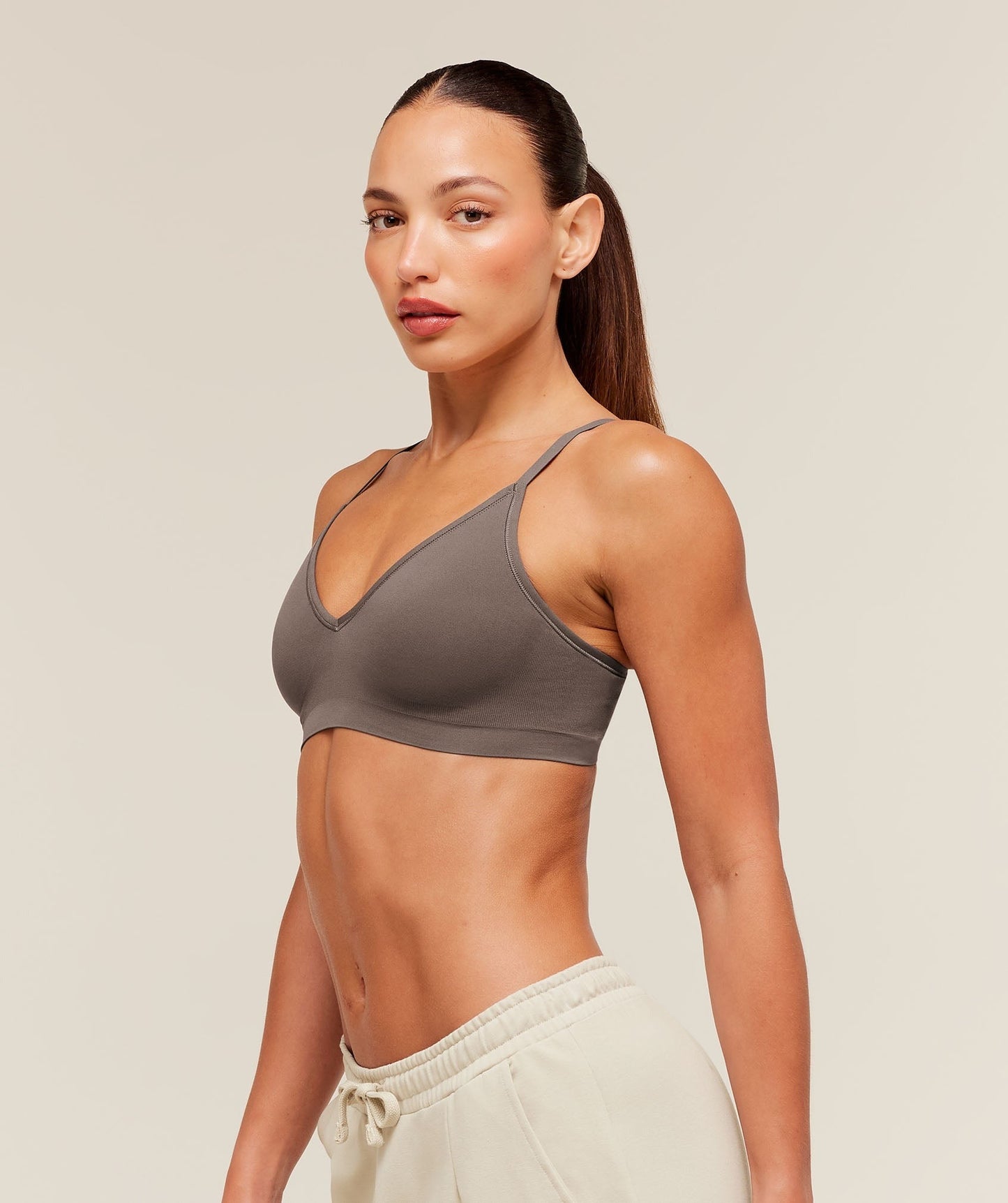 Gymshark FeatherForm V-Neck Bralette - Cool Brown
