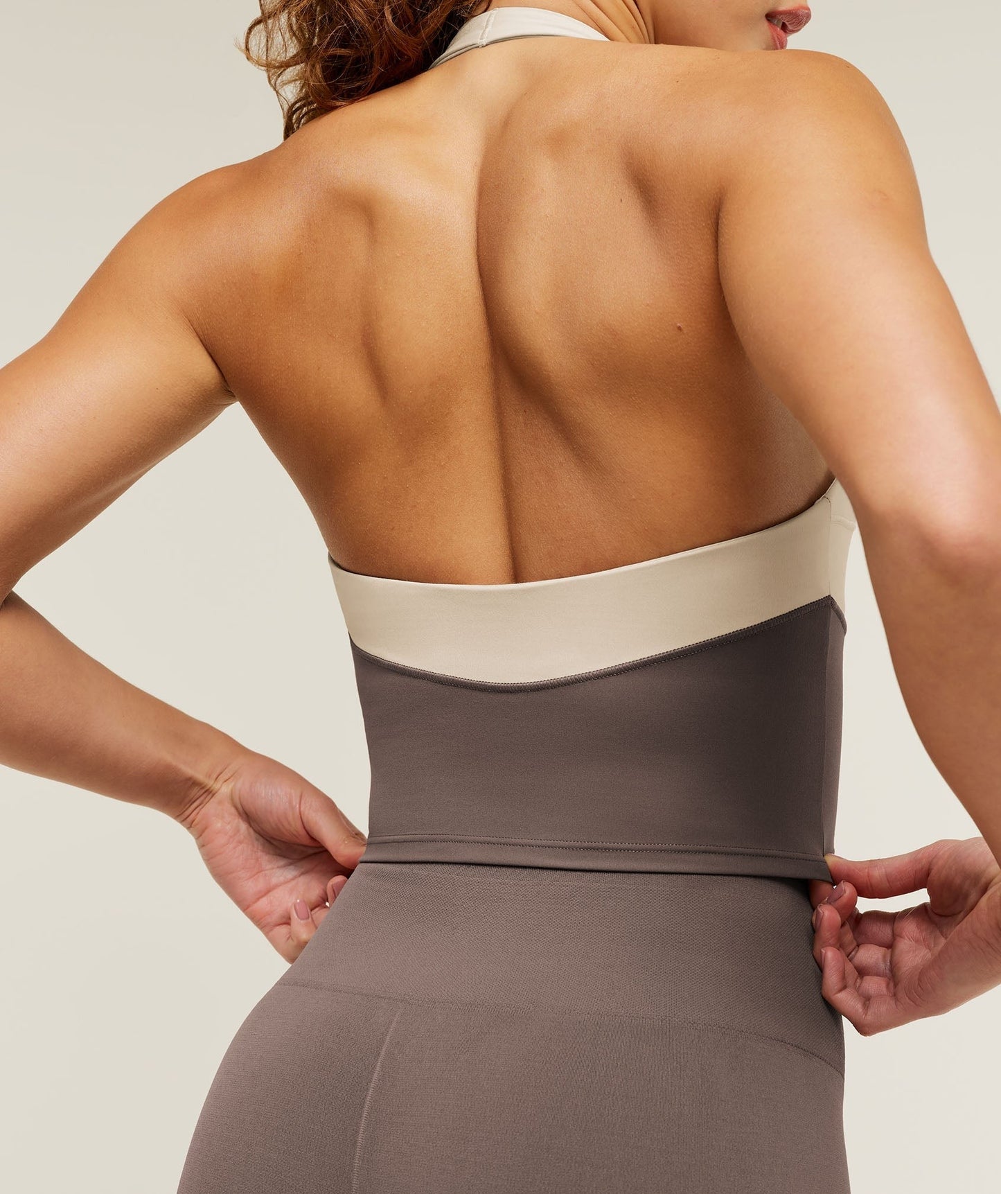 Gymshark Colour Block Halter Neck Tank With Shelf - Cool Brown/Pebble Grey