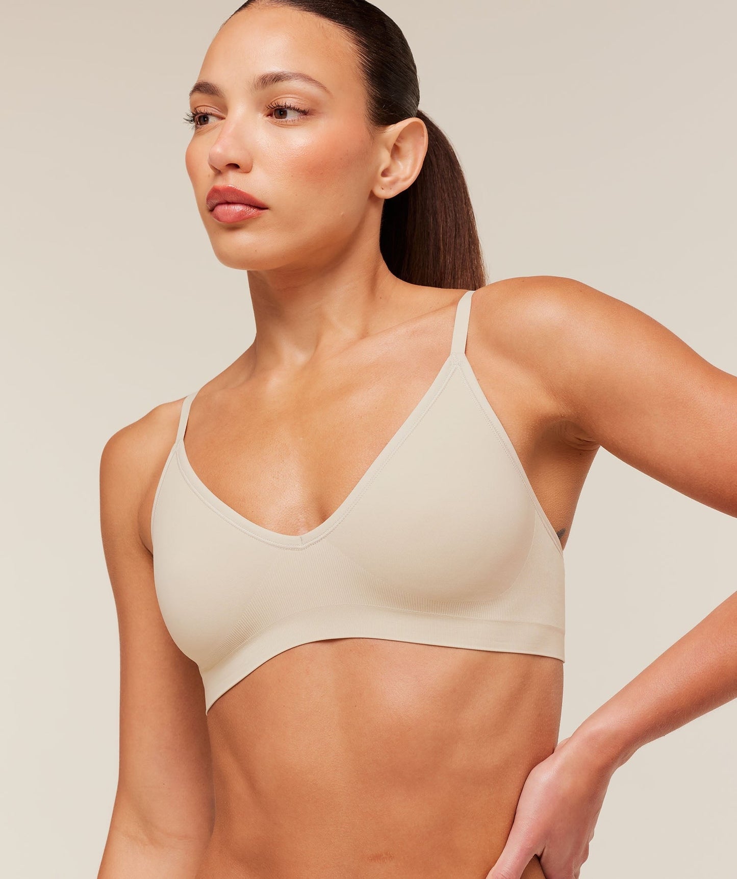 Gymshark FeatherForm V-Neck Bralette - Pebble Grey