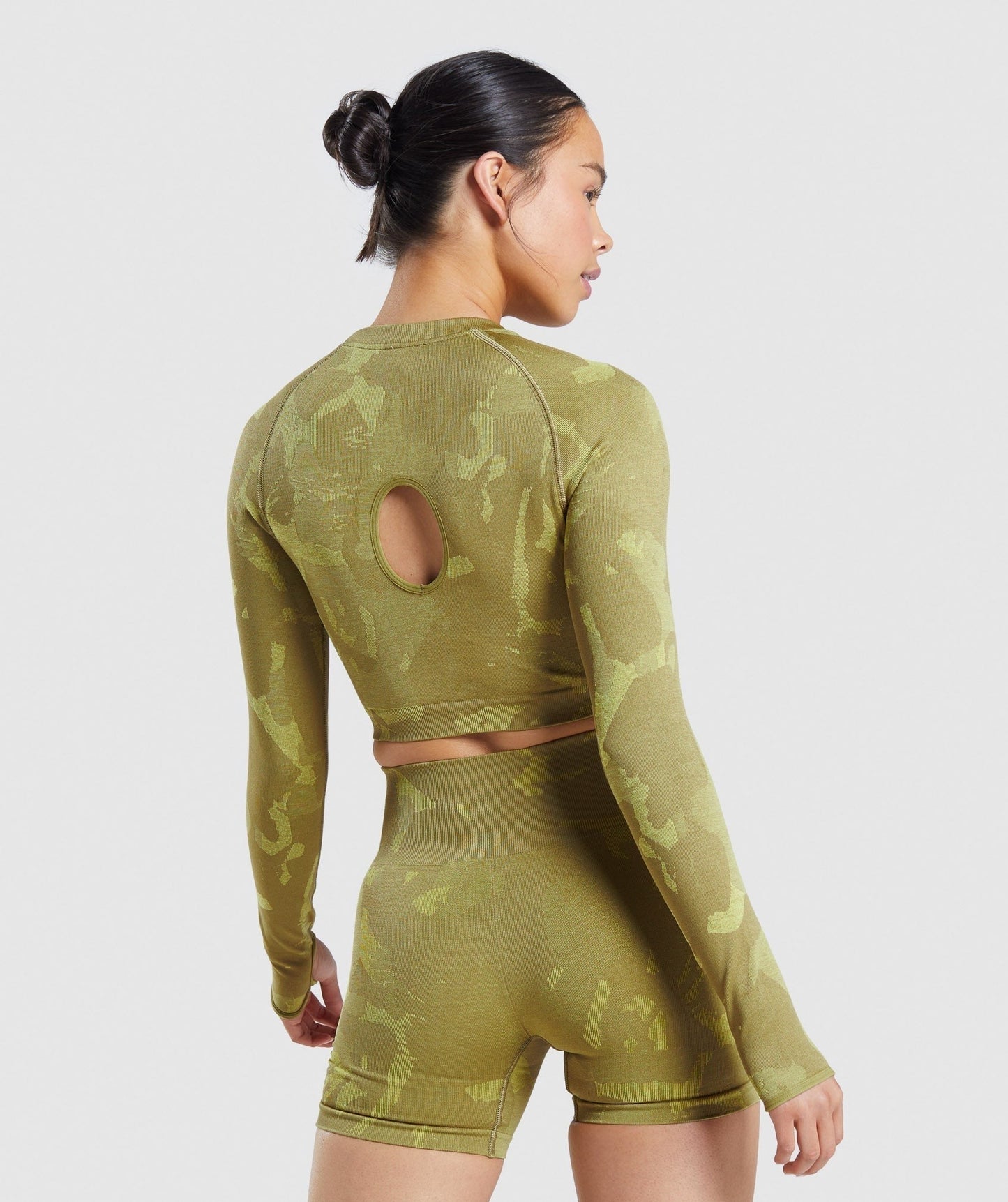 Gymshark Adapt Camo Seamless Long Sleeve Crop Top - Savanna | Griffin Green