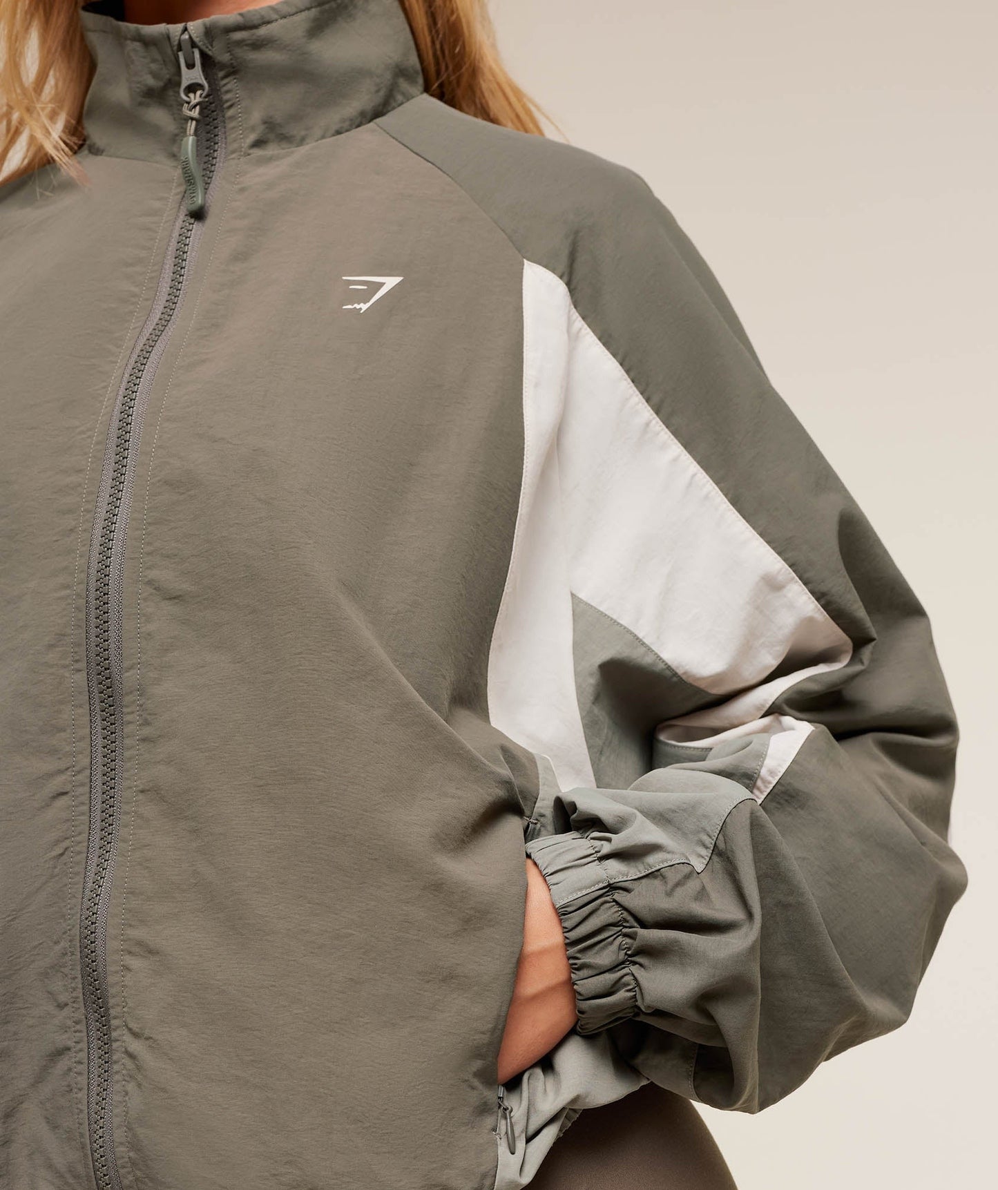 Gymshark Contrast Woven Jacket - Camo Brown/Linen Brown/Oat White