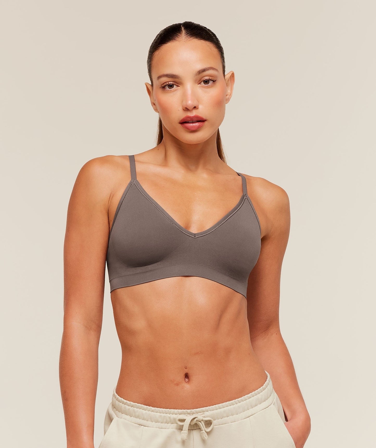 Gymshark FeatherForm V-Neck Bralette - Cool Brown